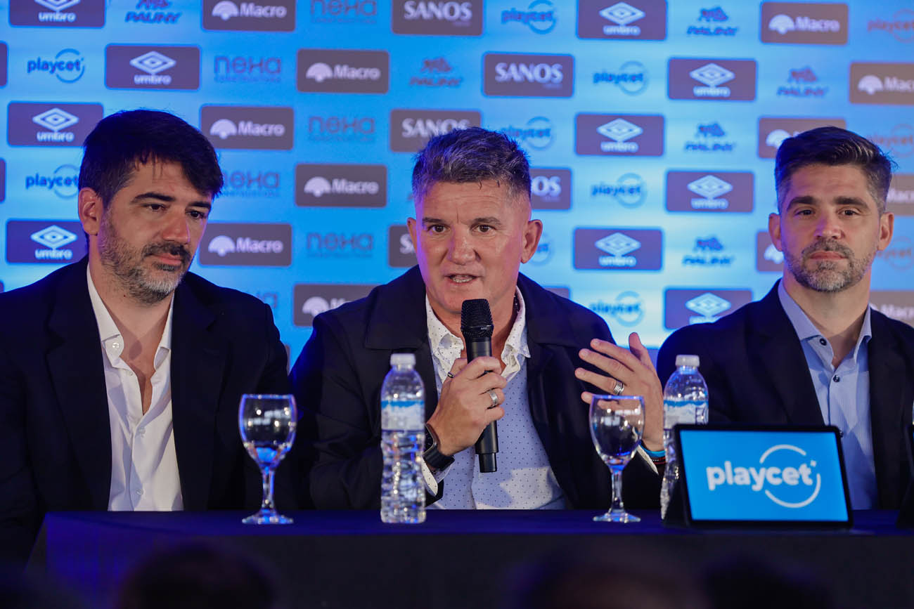 Luis Fabián Artime en conferencia de prensa junto a parte de la comisión directiva del Club Atlético Belgrano.