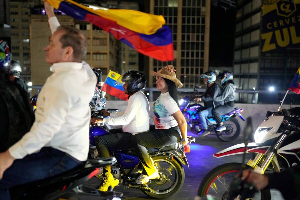 Los líderes de la oposición María Oropeza y Juan Pablo Guanipa en la caravana en Caracas, Venezuela. (AP / Ariana Cubillos)