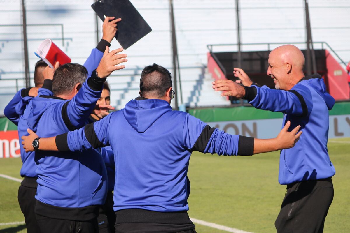 Oldrá y el cuerpo técnico en Godoy Cruz de Mendoza. La unión, clave para él. (Los Andes).
