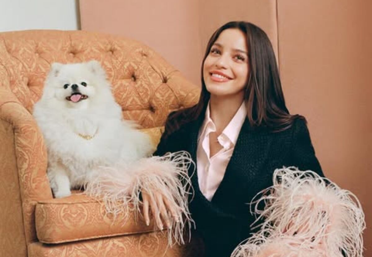 Emilia Mernes junto a su perra Roma.