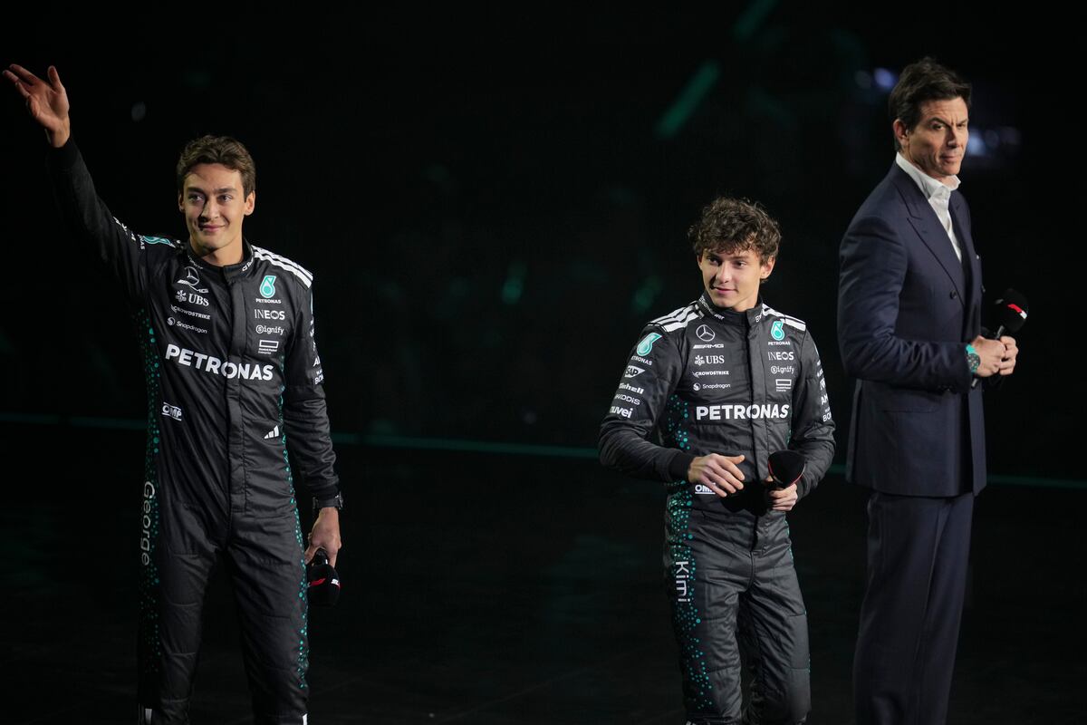 Los pilotos de Mercedes George Russell (izquierda) y Andrea Kimi Antonelli durante la gala de lanzamiento de la Fórmula 1, el 18 de febrero de 2025, en Londres. (AP Foto/Kin Cheung)