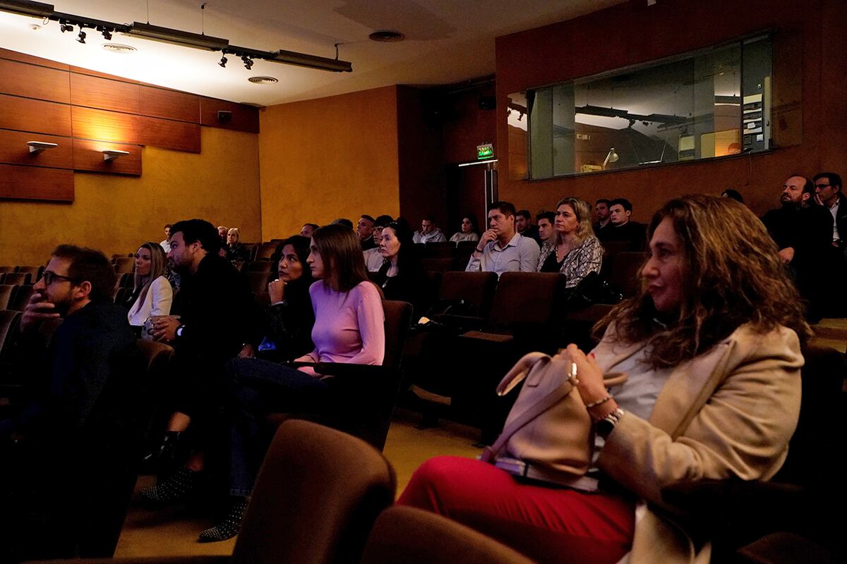 Los profesionales inmobiliarios observaron atentos las nuevas herramientas digitales con datos de Clasificados La Voz. (La Voz)