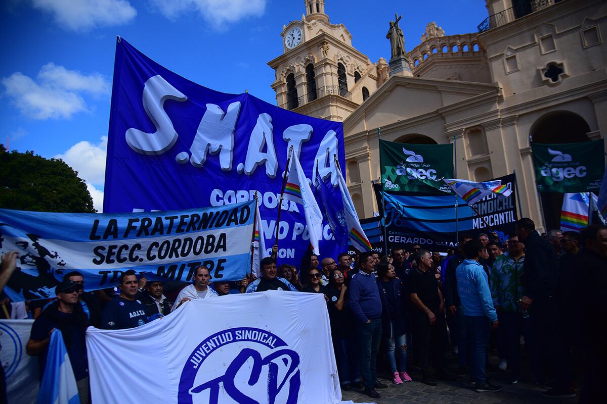 Protesta en Córdoba. Sindicatos se movilizan en la Plaza San Martín. (Pedro Castillo / La Voz)