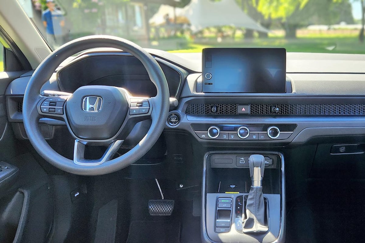 Puertas adentro, se destacan el display y audio con pantalla multimedia de 9” la pantalla multi-información de 7”, el encendido remoto de motor, el techo solar, el sensor de lluvia y las tomas USB C carga rápida.