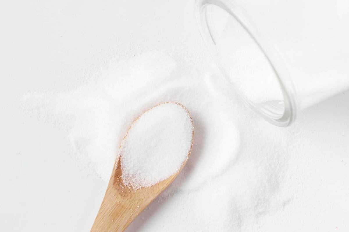 La aplicación de bicarbonato de sodio en el rostro funciona principalmente como un exfoliante suave. (Freepik)