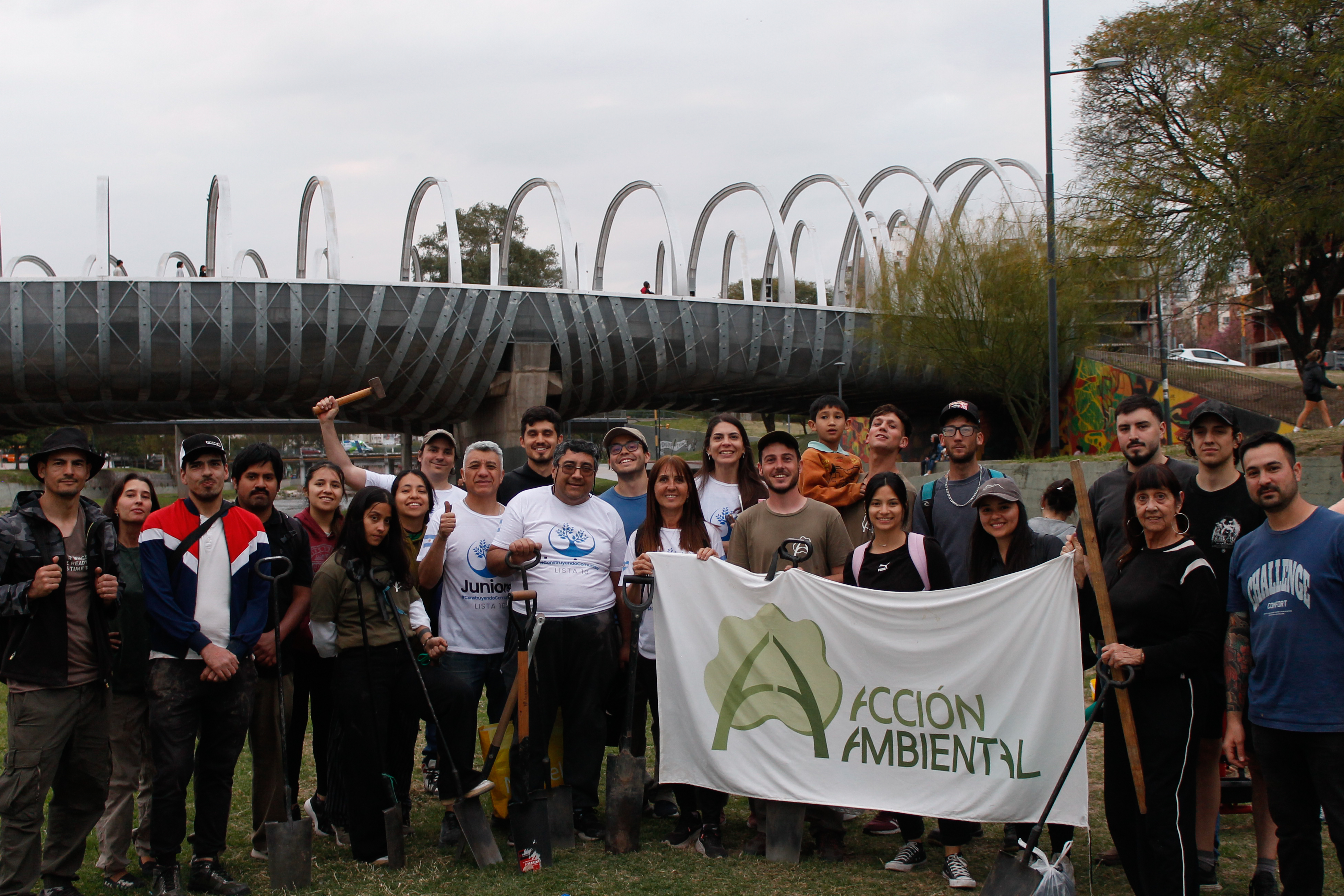 Días atrás se realizó una forestación con especies nativas en barrio Juniors, que es parte de la prueba piloto de Getau (Acción Ambiental).