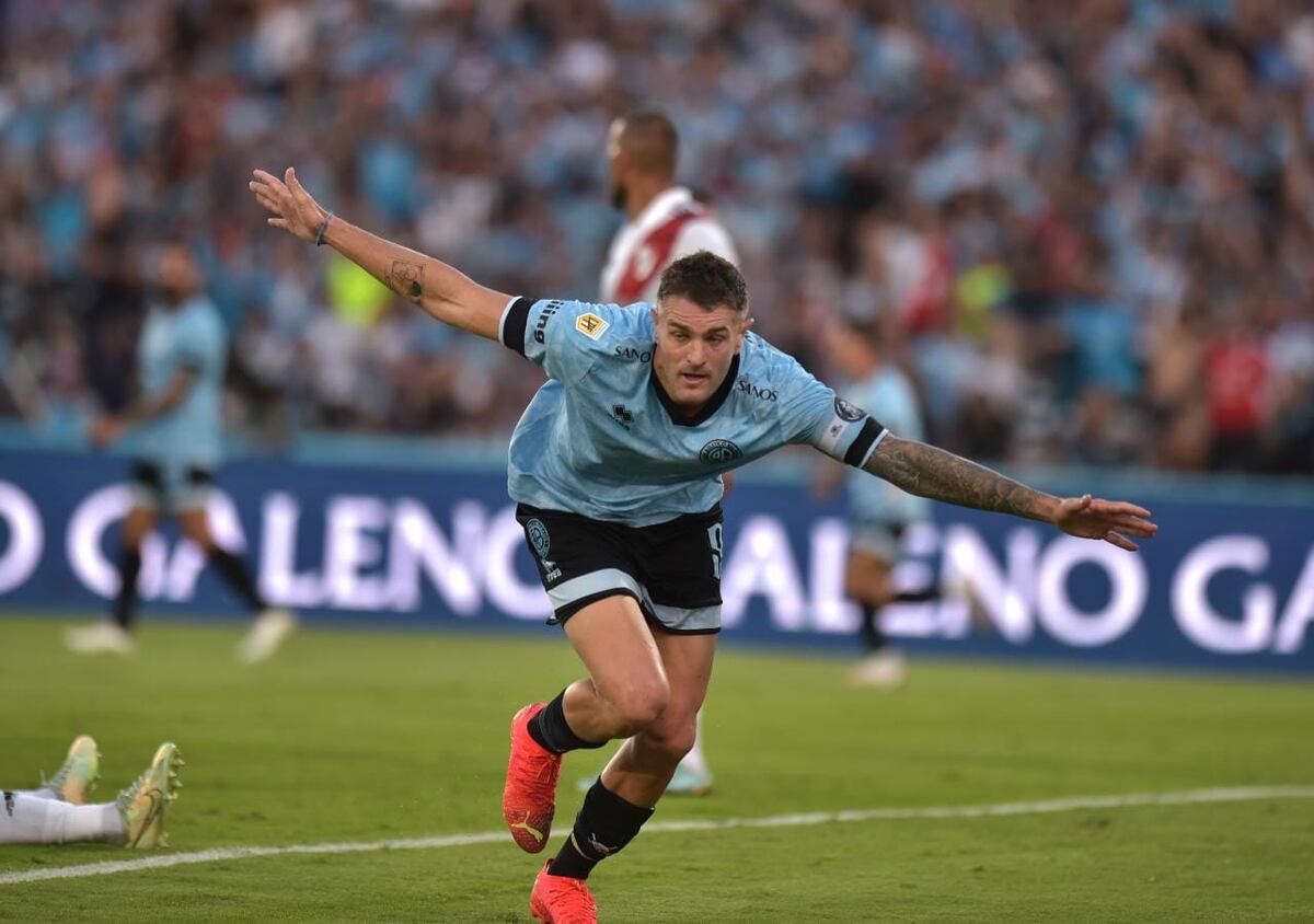 Pablo Vegetti festeja el 1-0 de Belgrano ante River en el estadio Mario Alberto Kempes por la segunda fecha de la Liga Profesional.