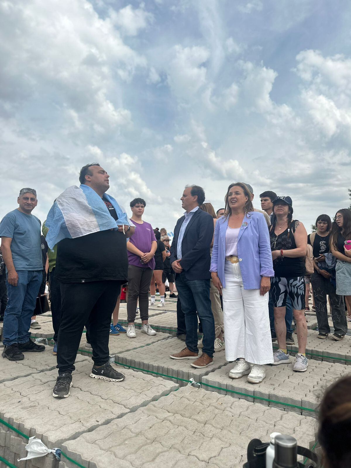 La vicegobernadora no pudo ingresar al acto central y vio el arribo de los F-16 desde otro sector.