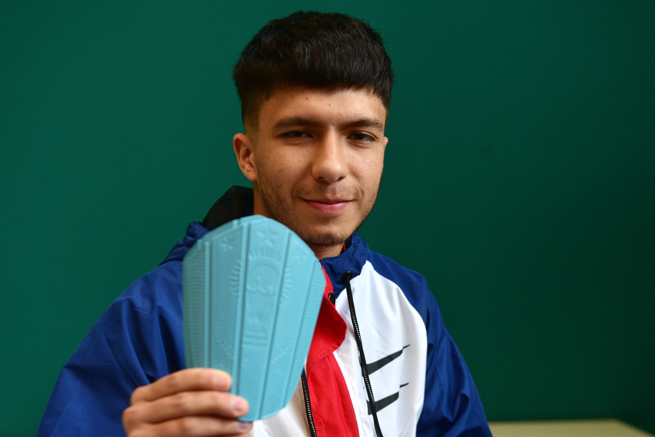 Tomás Machuca, joven que hace canilleras plásticas con material reciclado. (Ramiro Pereyra / La Voz)