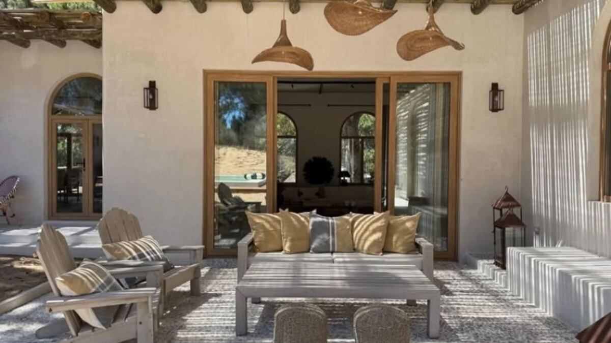 El living exterior de Zaira Nara se destaca por su paleta de colores en tonos neutros y claros.
