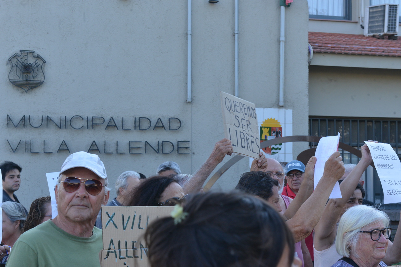 Vecinos de Villa Allende protestan contra el proyecto de seguridad de restricción de circulación frente al Municipio local. (Cesar Heredia/La Voz)