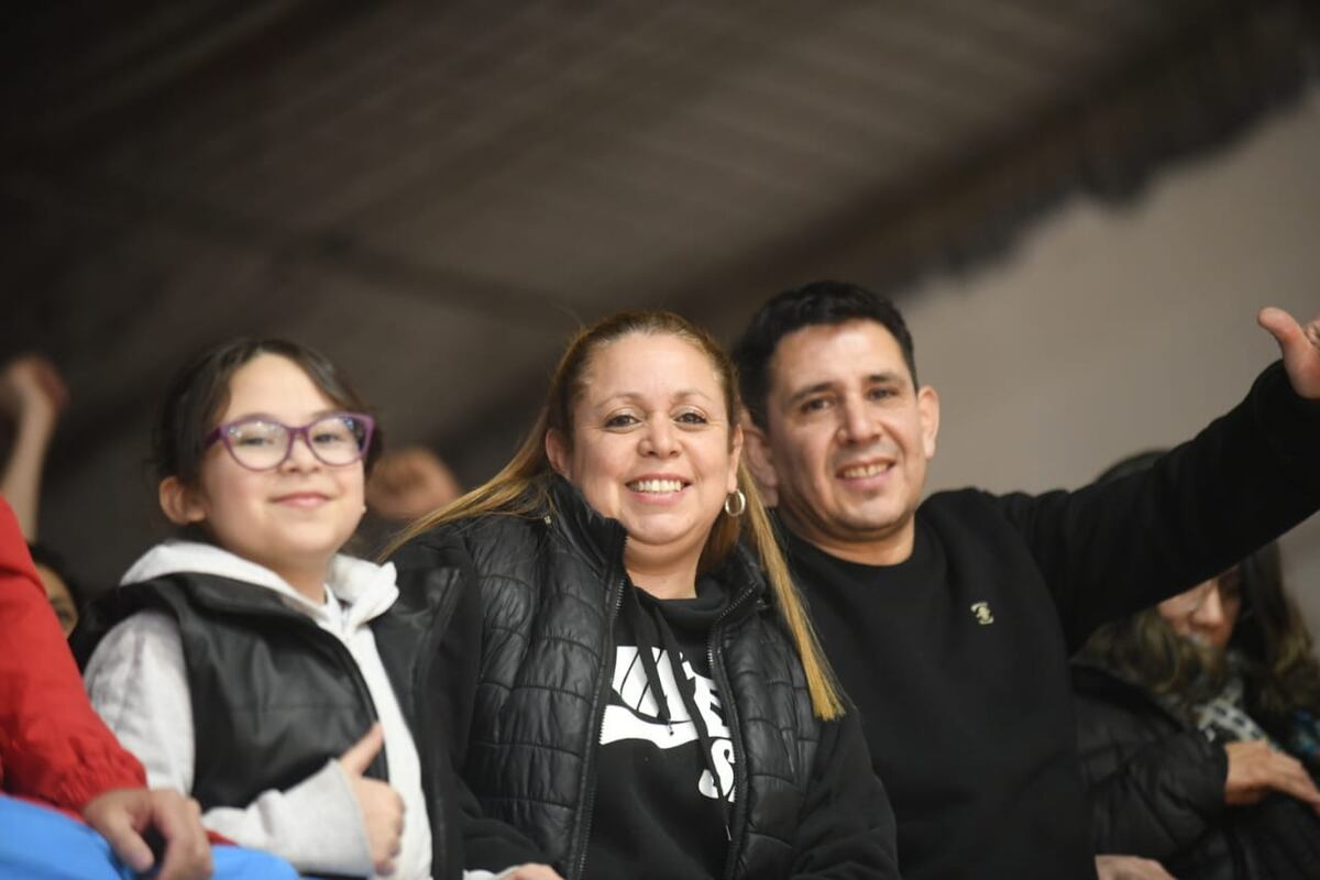 El Sandrín a pleno para apoyar a Instituto en su partido ante Olímpico de La Banda, por el quinto partido de la serie semifinal de la Liga Nacional. (Javier Ferreyra / La Voz)