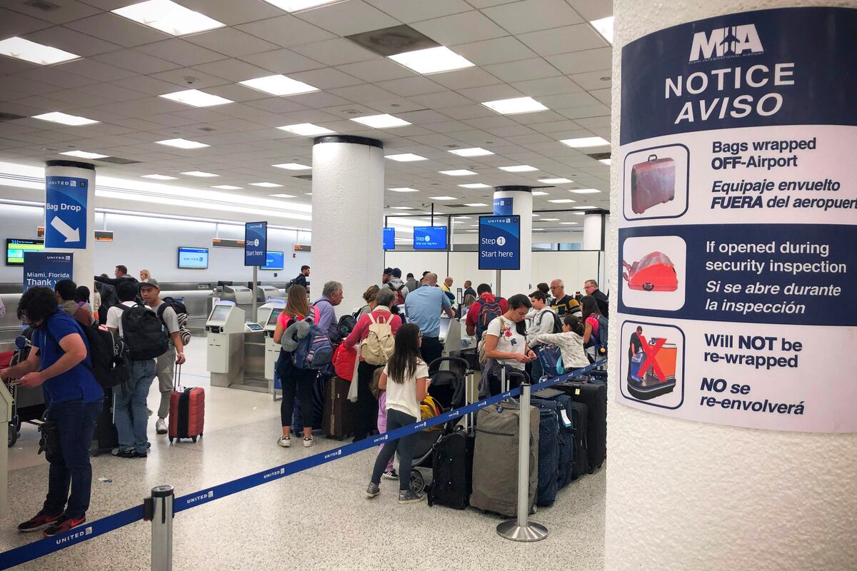 Buena parte de los argentinos de viaje en el exterior están en EE.UU. (AP)