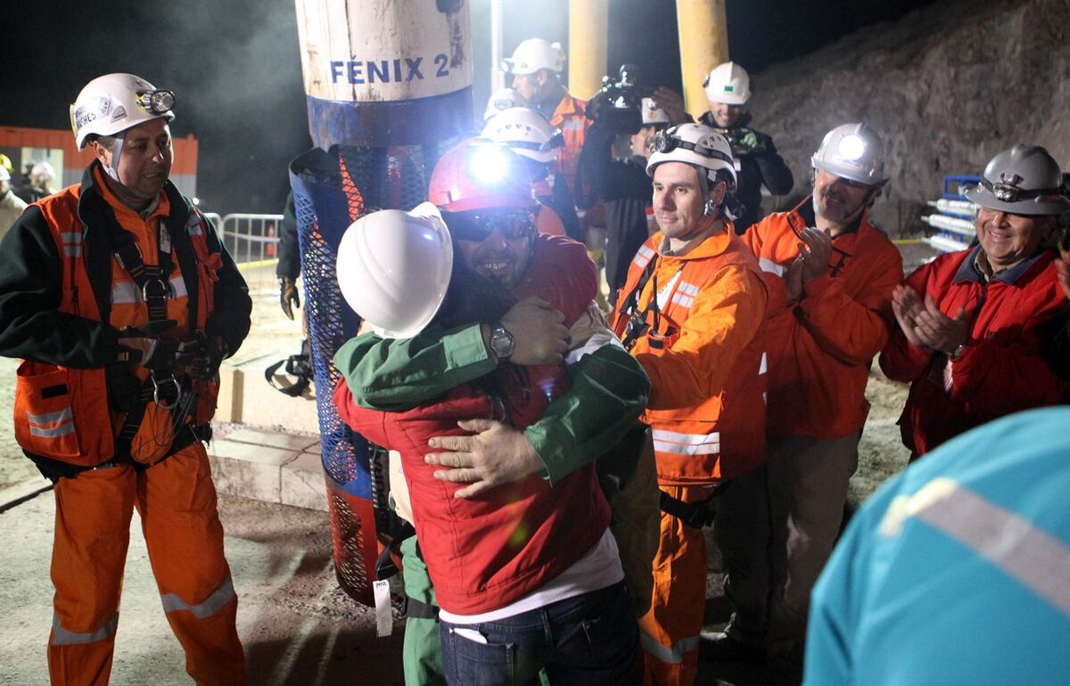 Los 33 mineros chilenos a los 44 marinos argentinos: "Ojalá se aferren a nuestro milagro"