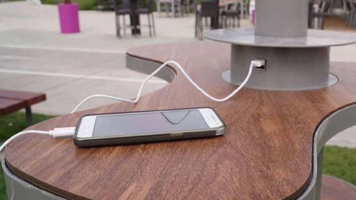 Esta es la razón por la que no tenés que usar puertos USB públicos para cargar tu celular