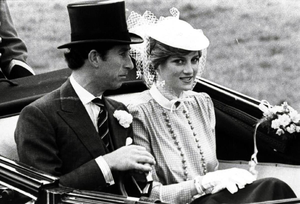 El príncipe Carlos y su prometida Diana, camino a comprometerse en 1981.