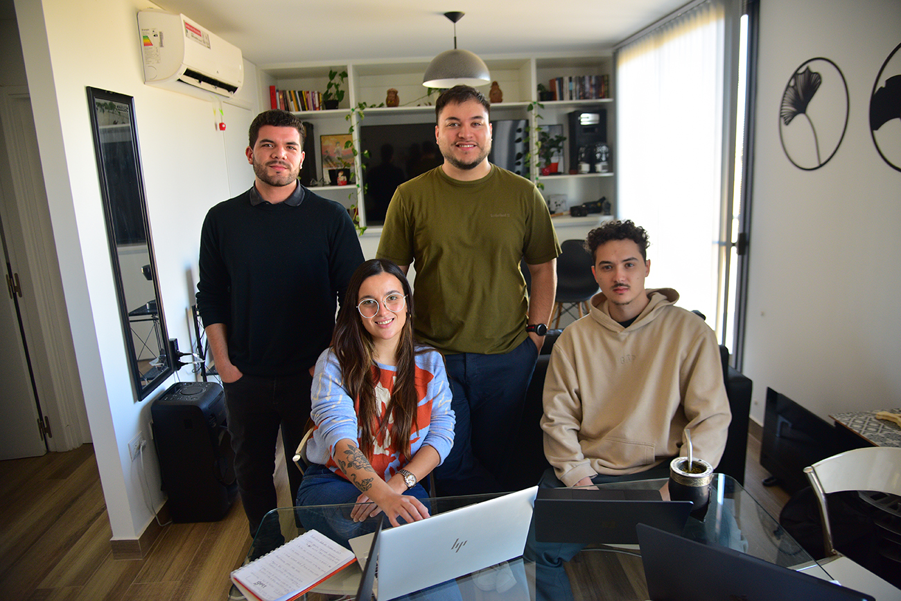 Yaco Peralta (24), Emilia Gallo (28), Atahualpa Herrera (31) e Ignacio Garcia (24) integrantes de "Retrip". (Pedro Castillo / La Voz)