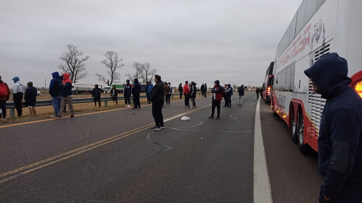 Hinchada de Talleres llegando a Santa Fe. Hubo algunos incidentes y enfrentamientos con la Policía, que arrojaron gas pimienta a uno de los colectivos. (Gentileza)
