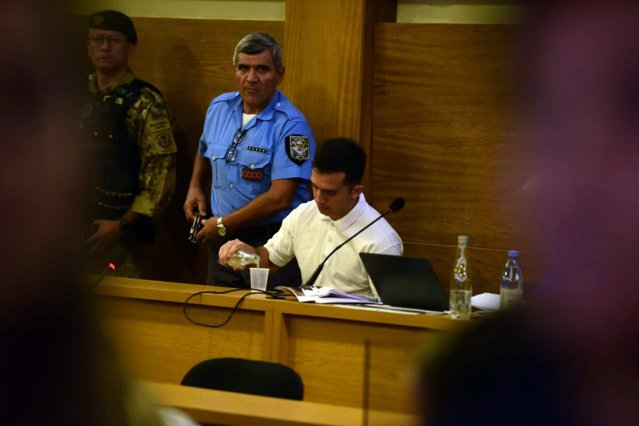 Néstor Aguilar Soto, junto a su abogada Ángela Burgos Niño,en la jornada de alegatos por el homicidio de Catalina Gutiérrez. (José Gabriel Hernández / La Voz)