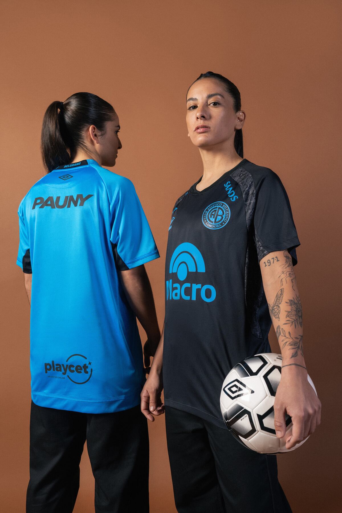 Las fotos de Belgrano con los detalles de sus nuevas remeras. (Prensa Belgrano)