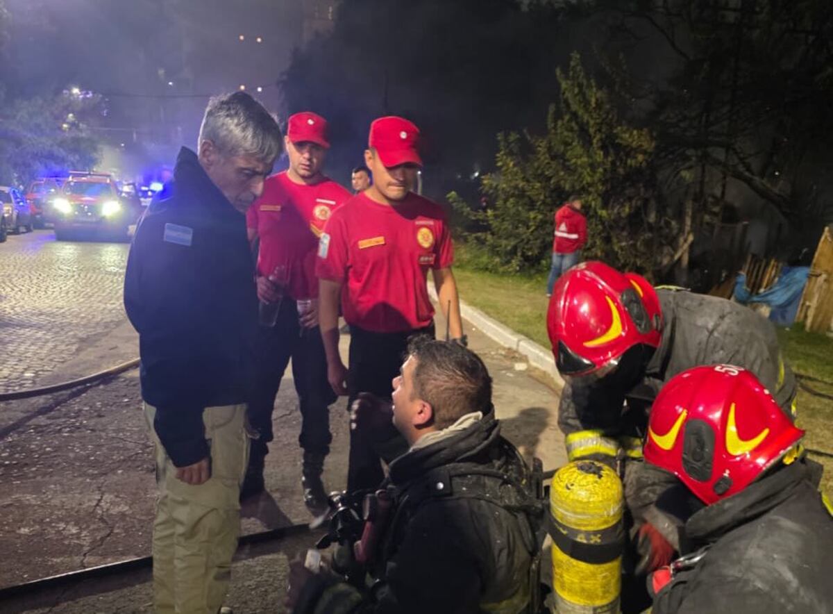 Un impactante incendio ocurrió en la noche de este sábado en el asentamiento conocido como La Tablita, a metros del Centro de Córdoba capital. (Ministerio de Seguridad)