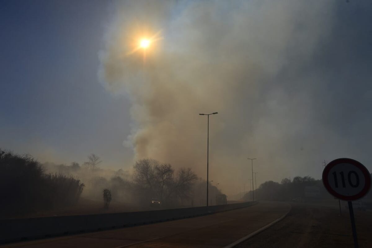 Córdoba. Incendio en la Variante Costa Azul (José Hernández/La Voz).