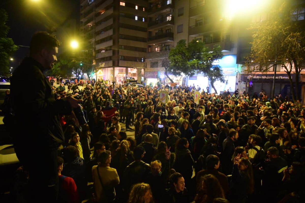 En la sede del PJ en Córdoba, militantes apoyaron a Cristina tras el fallo de la Corte. (José Gabriel Hernández / La Voz)