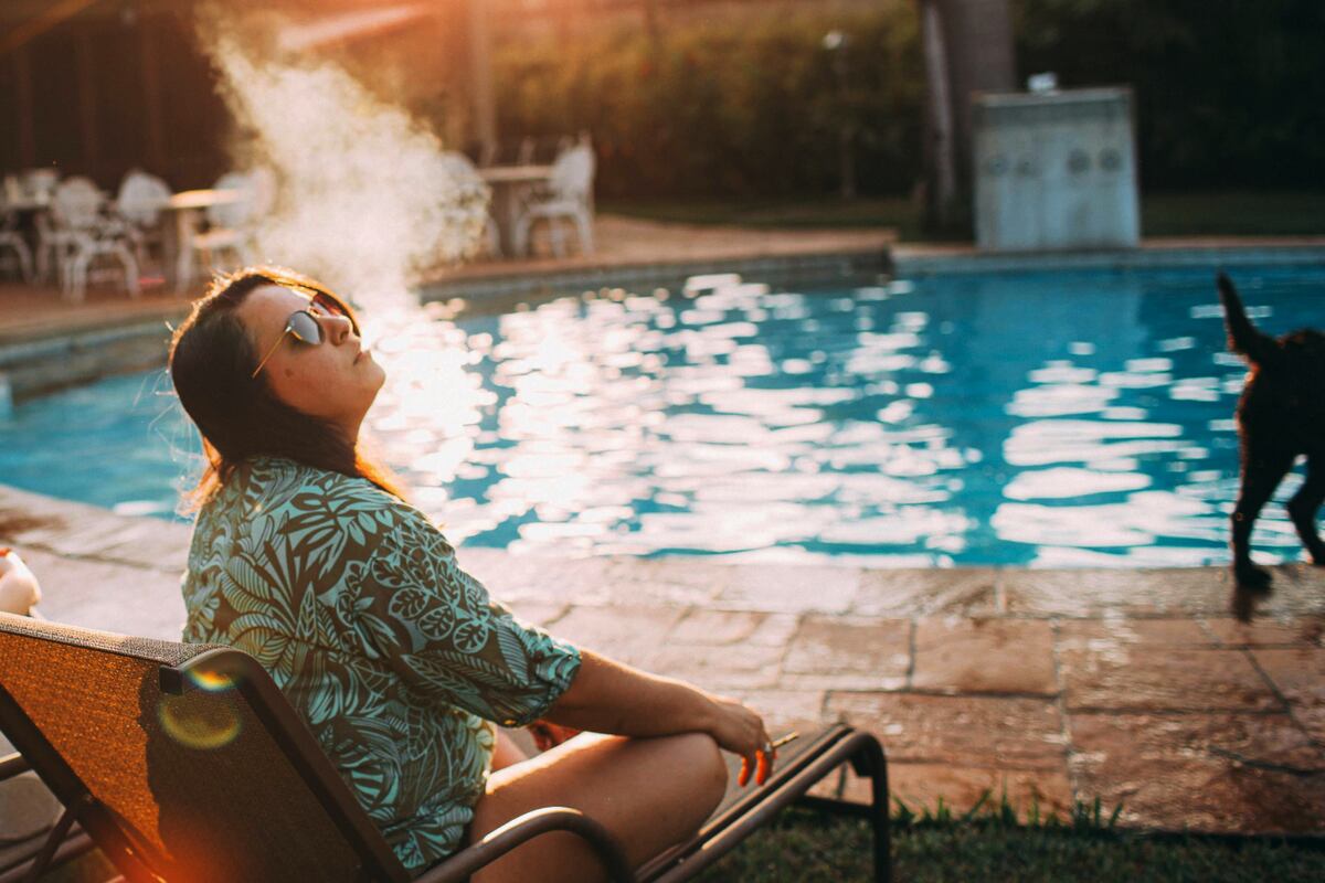 El Gobierno de España quiere prohibir fumar o vapear en terrazas o piscinas