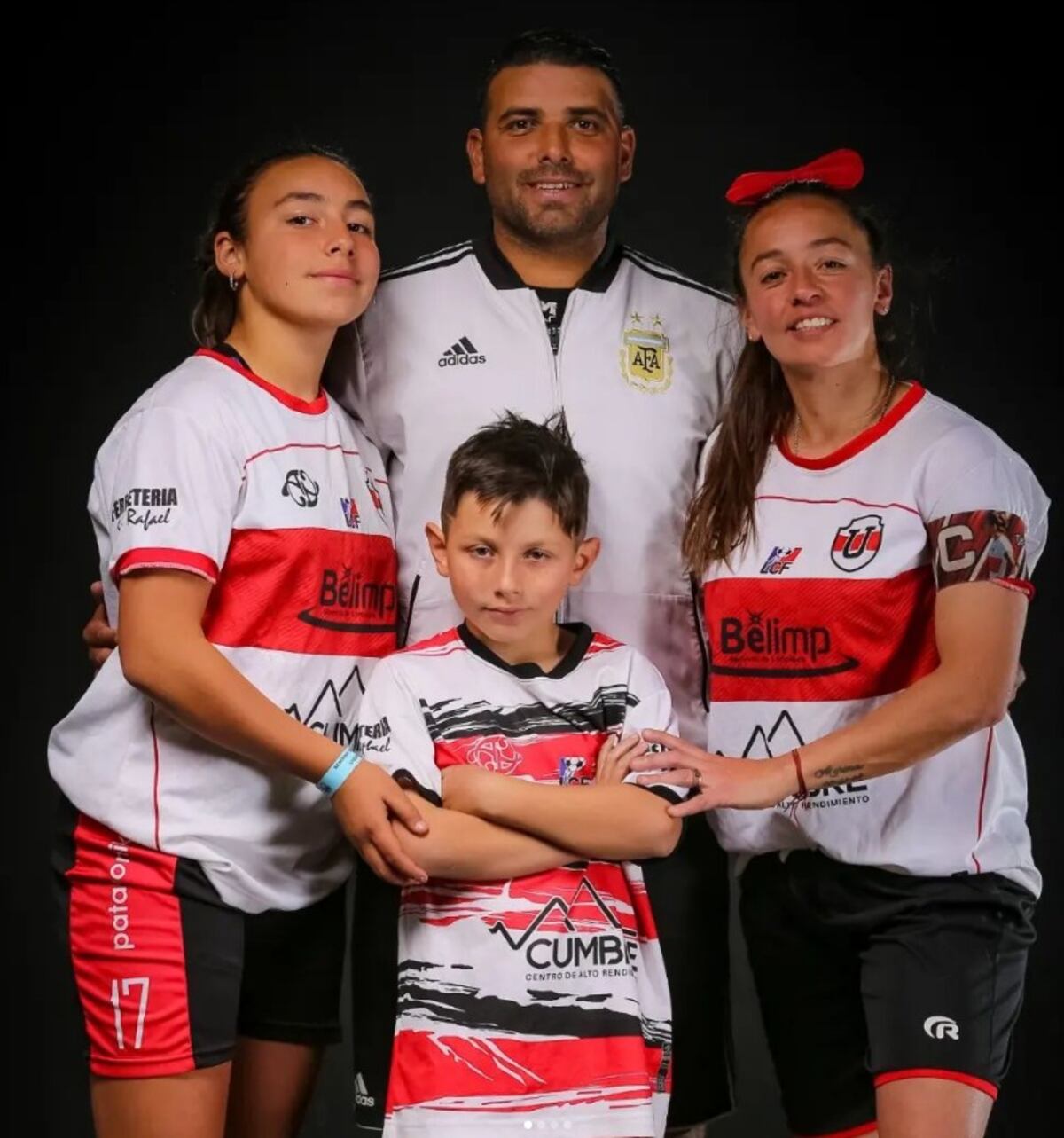 Mariano Sosa y su familia que respira fútbol. Su mujer Belén fue una jugadora histórica de Universitario a la que Mariano dirigió. Morena y Francisco, sus hijos también son futbolistas.