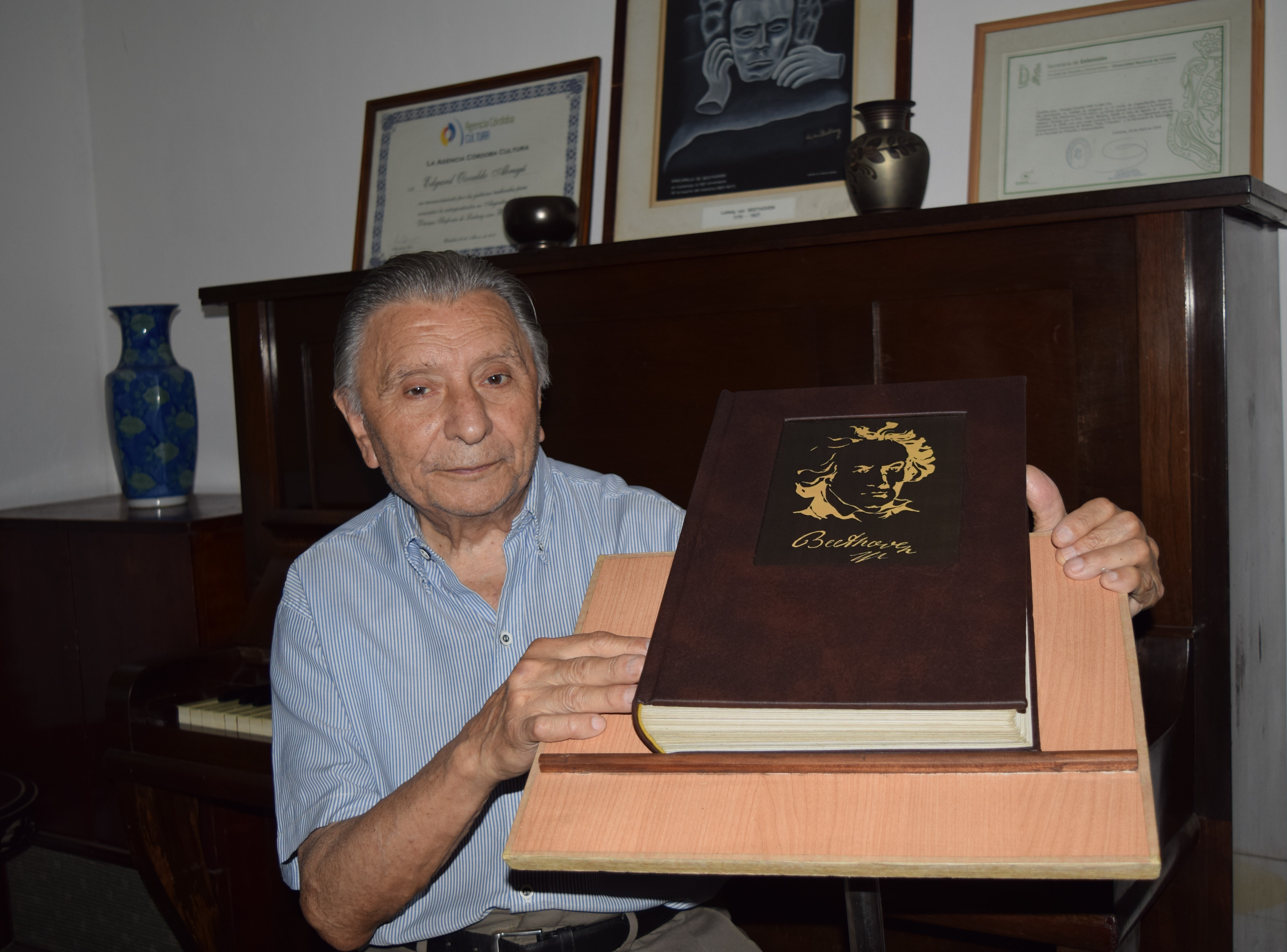 Osvaldo Renato Abregú transcribió a mano la Novena SInfonía de Beethoven. (Fotos: Gentileza Verónica Gómez).