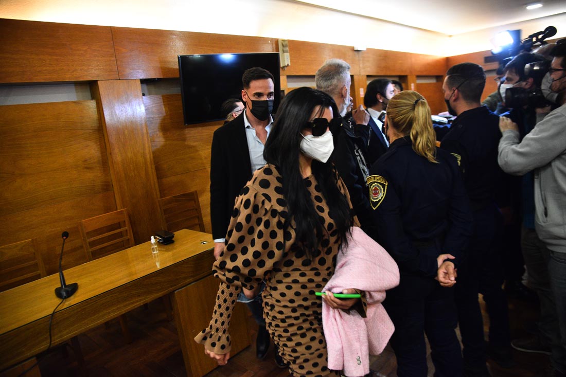 Charlotte Caniggia se retira de la sala de audiencias luego de que se conociera la pena de prisión en suspenso por 1 mes por el delito de daños. (Pedro Castillo/La Voz).