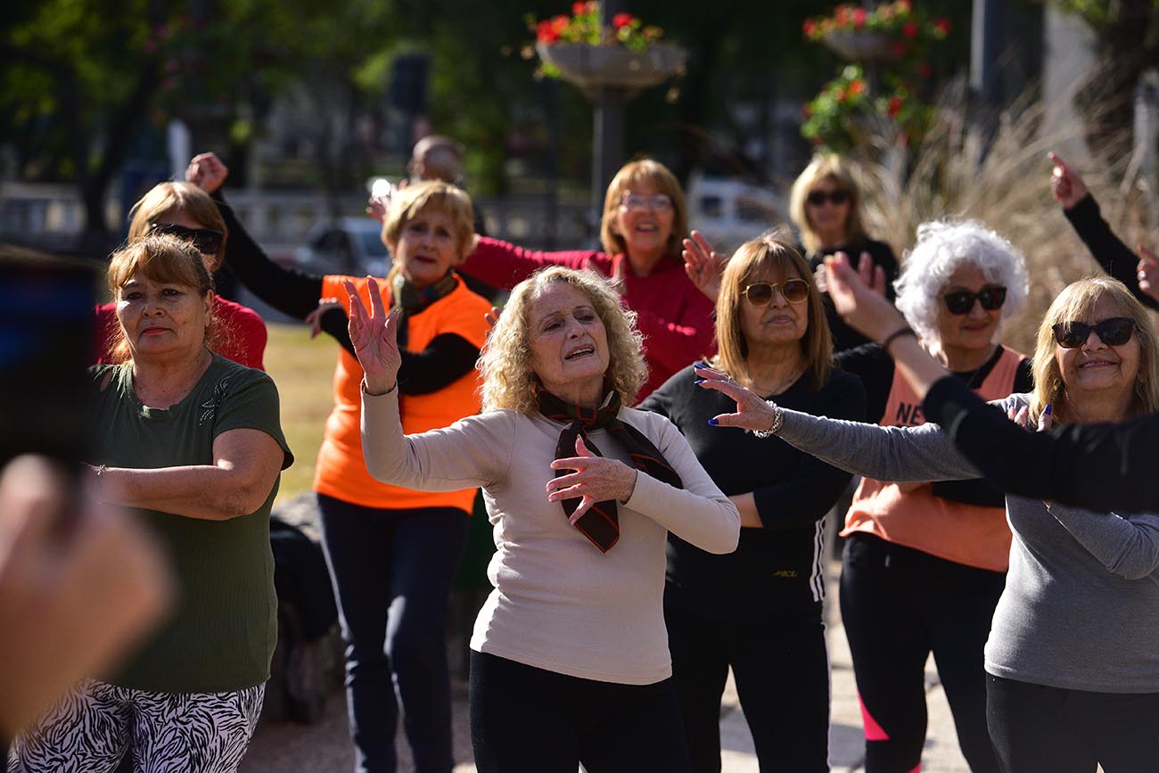 Héroes y heroínas / "Las de la Plaza", es el nombre del grupo de personas que baila en la Plaza de la Intendencia en Córdoba, con la conducción de Natalia Vilatta, profesora de danza. (José Gabriel Hernández / La Voz)