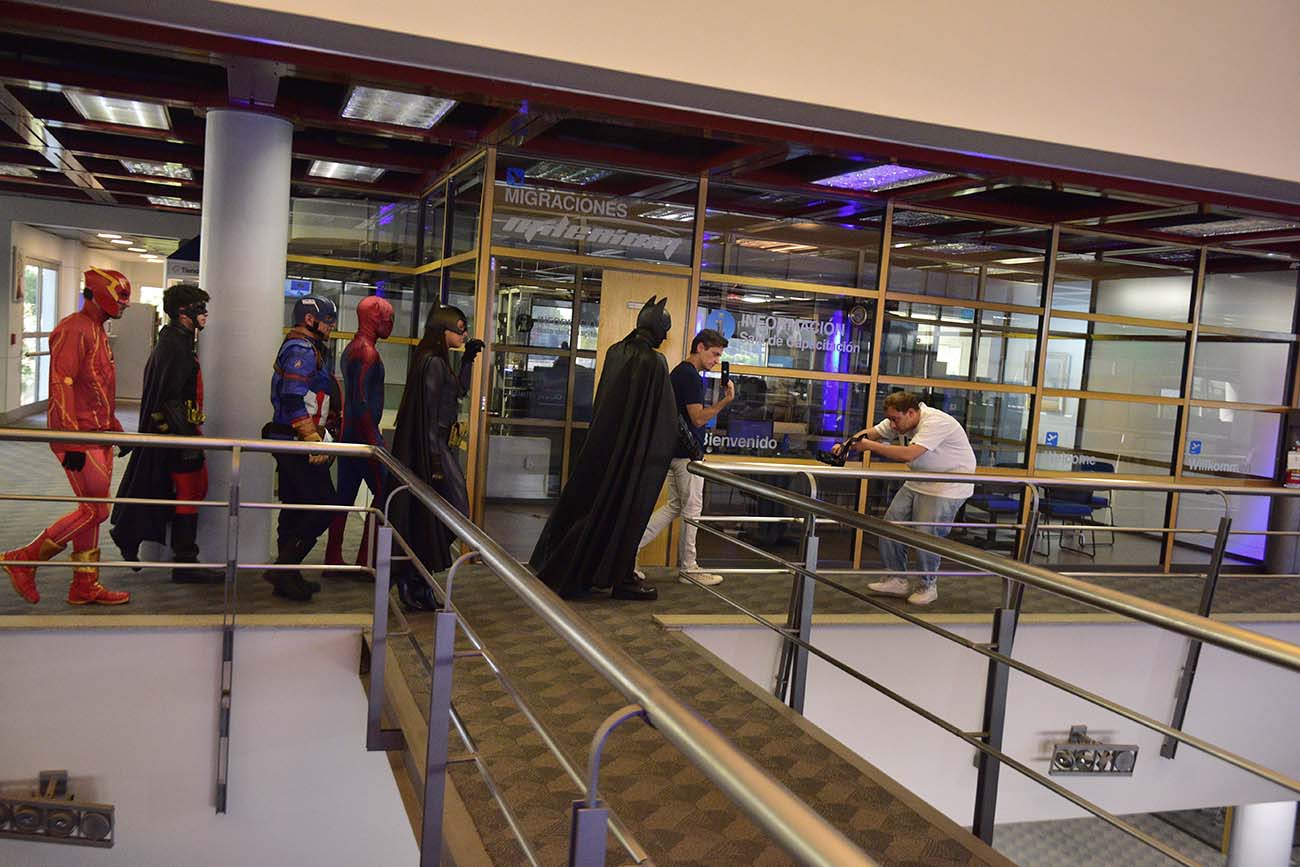 Batman y los superhéroes cordobeses de visita a la Redacción de La Voz para Historias Urbanas. (José Gabriel Hernández / La Voz)