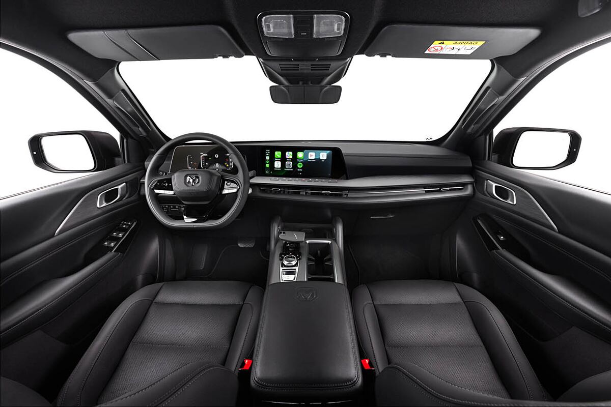 El interior es de lo más destacado de la nueva Dakota, con doble pantalla y materiales soft en toda la plancha. El equipamiento es full en confort y seguridad.