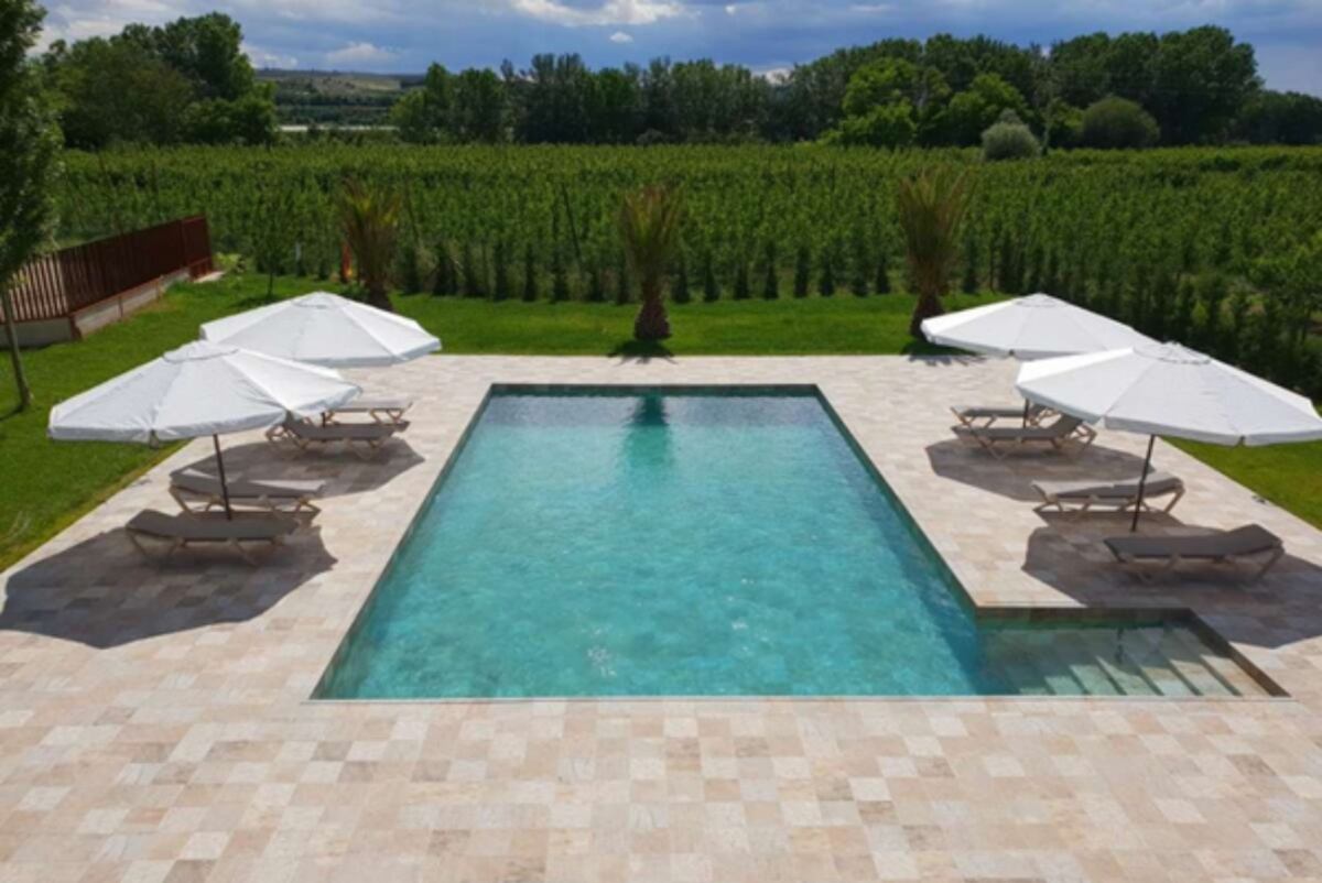Pileta y deck revestidos con porcelanato beige. (Foto: Pinterest/ Ferrocons)