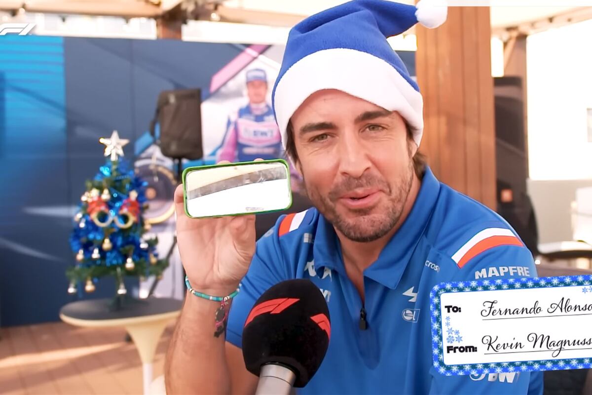 Alonso recibió un espejo retrovisor del primer auto de Magnussen. (Prensa F1)