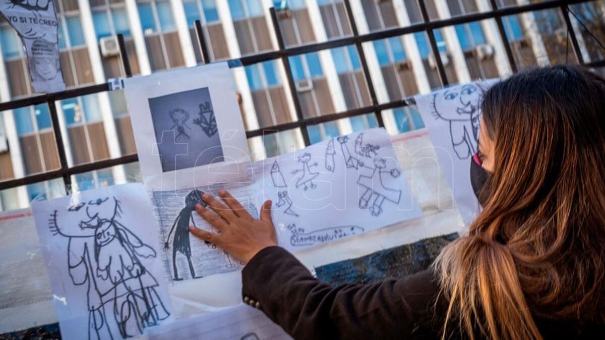 Tribunales. Dibujos de niños y niñas en los que demuestran haber sido víctimas de delitos sexuales. (Télam)