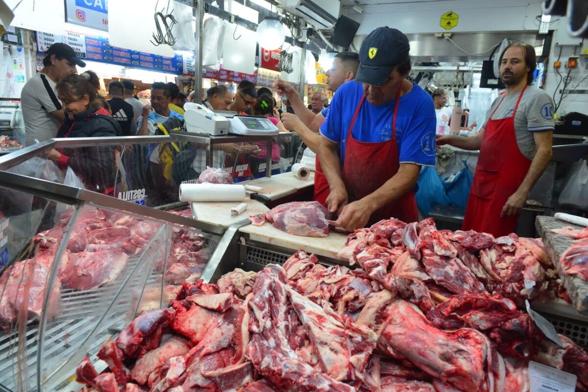 Ventas en el Mercado Norte. (José Hernández / La Voz)