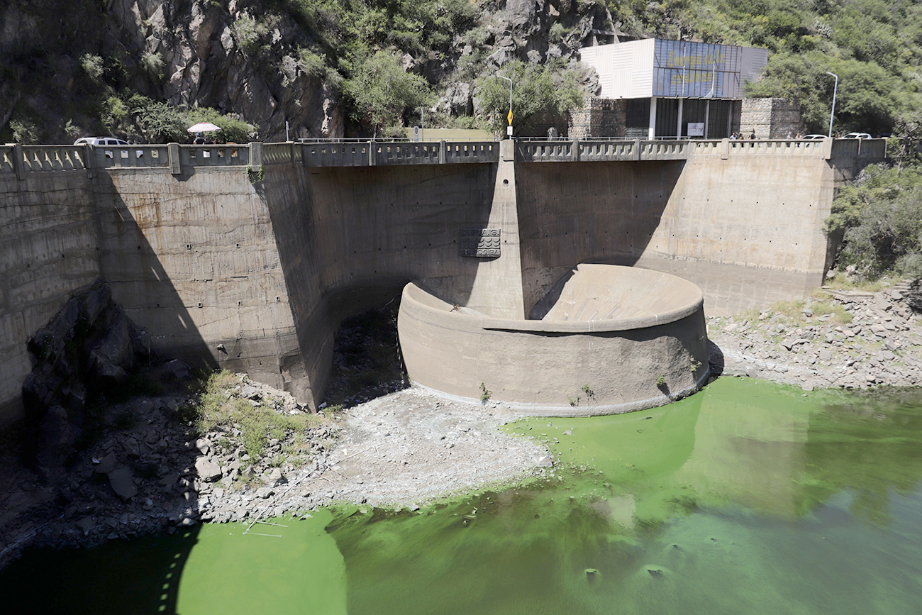 El San Roque, este jueves. A 5,4 metros del embudo y con algas verdes. (La Voz)