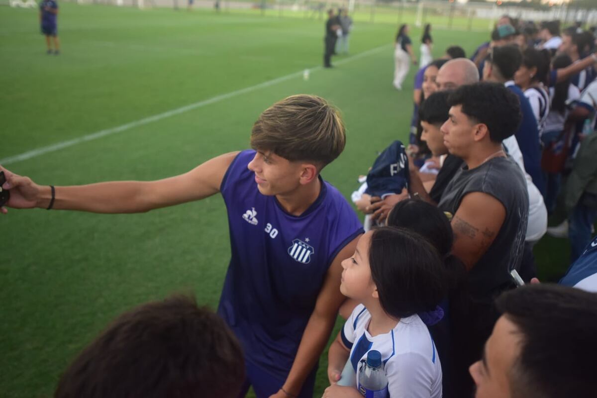 Talleres: el entrenamiento abierto reforzó el vínculo entre el plantel y su gente, en una tarde marcada por el viento y el aliento constante. (Javier Ferreyra / La Voz)
