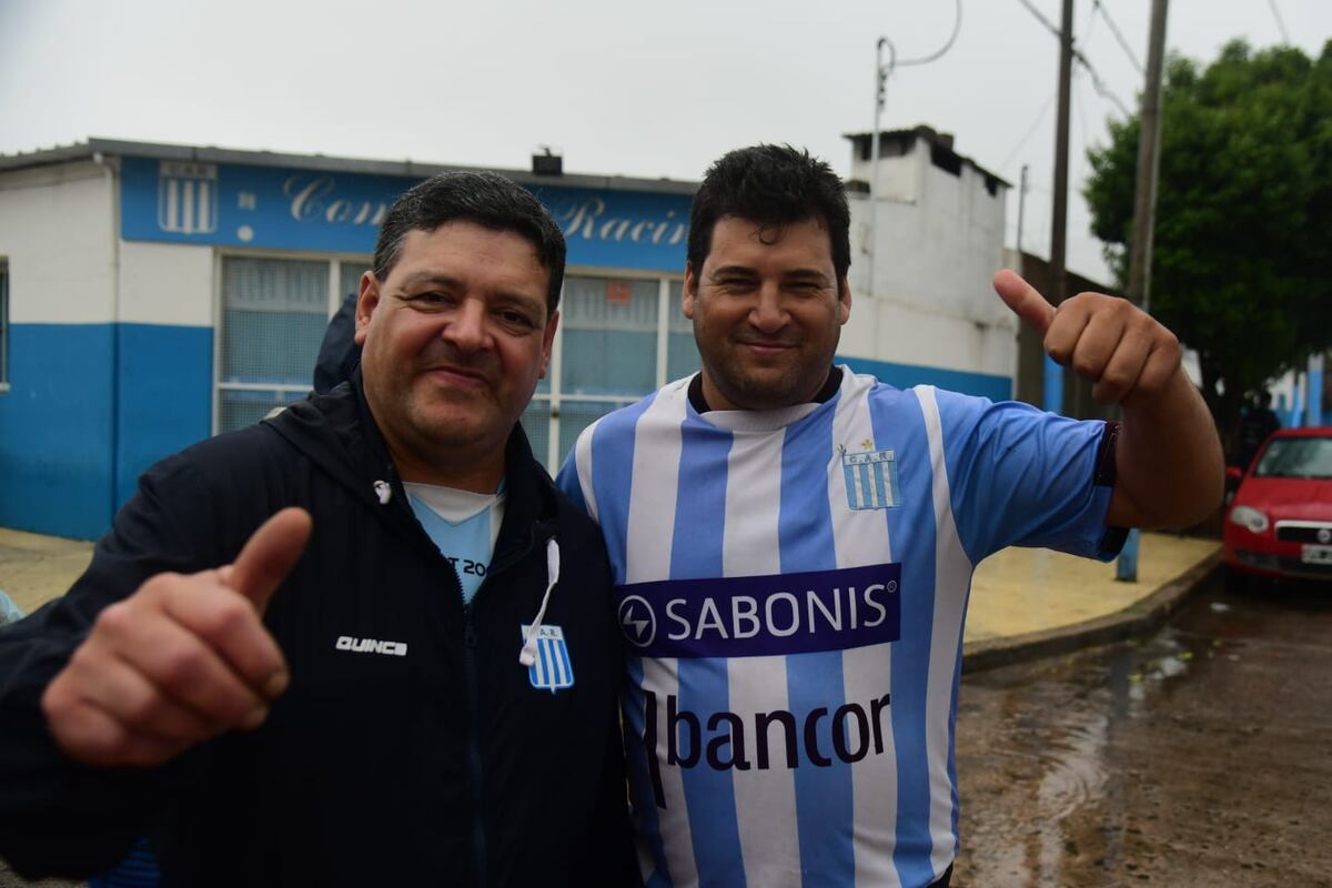 Hinchas de Racing de Nueva Italia en la sección Cara 'e Cancha de La Voz. (La Voz)