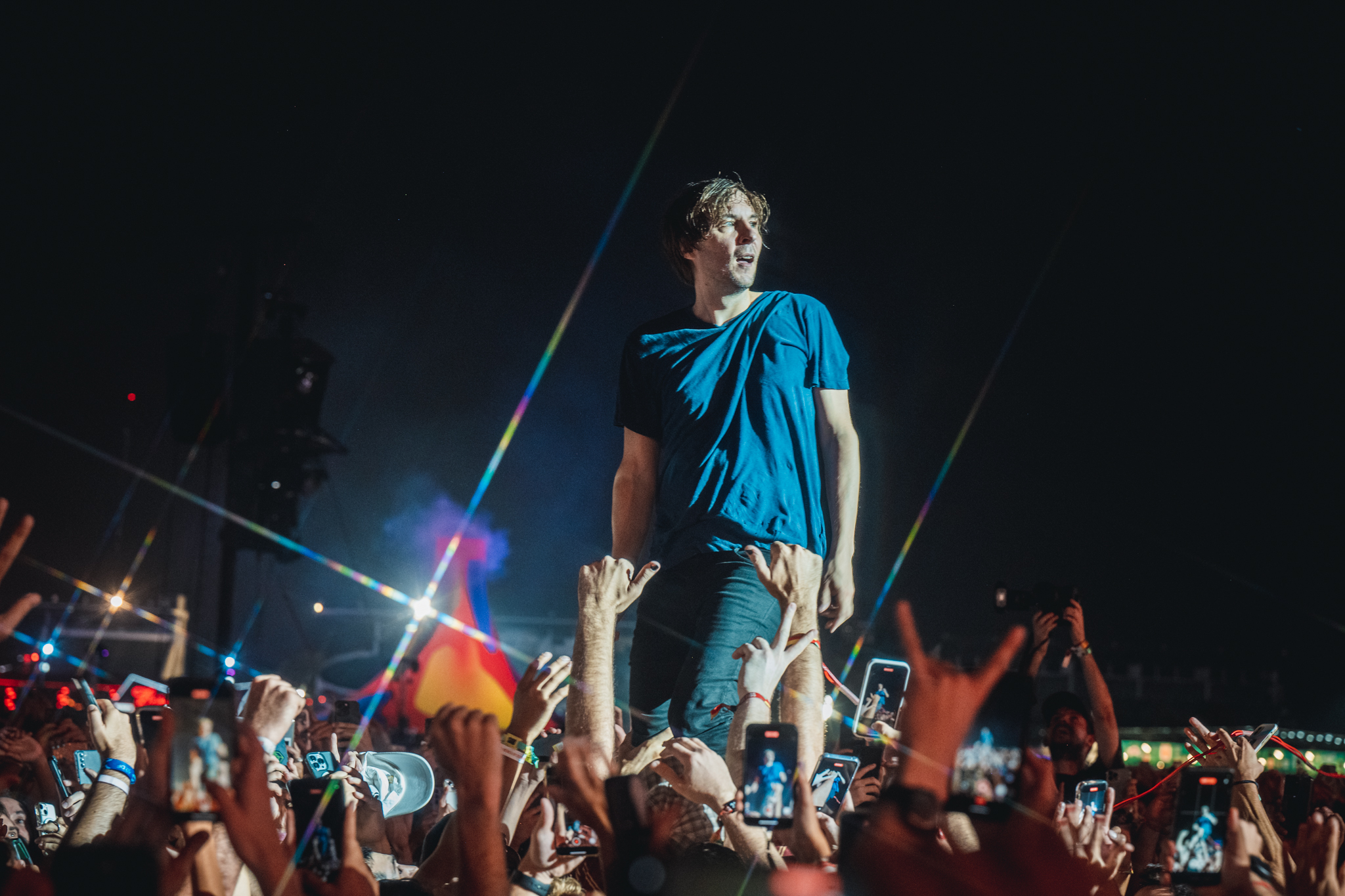 Thomas Mars, de Phoenix, luego de nadar entre la gente. (Gentileza DF Entertainment/ Agustín Duserre)