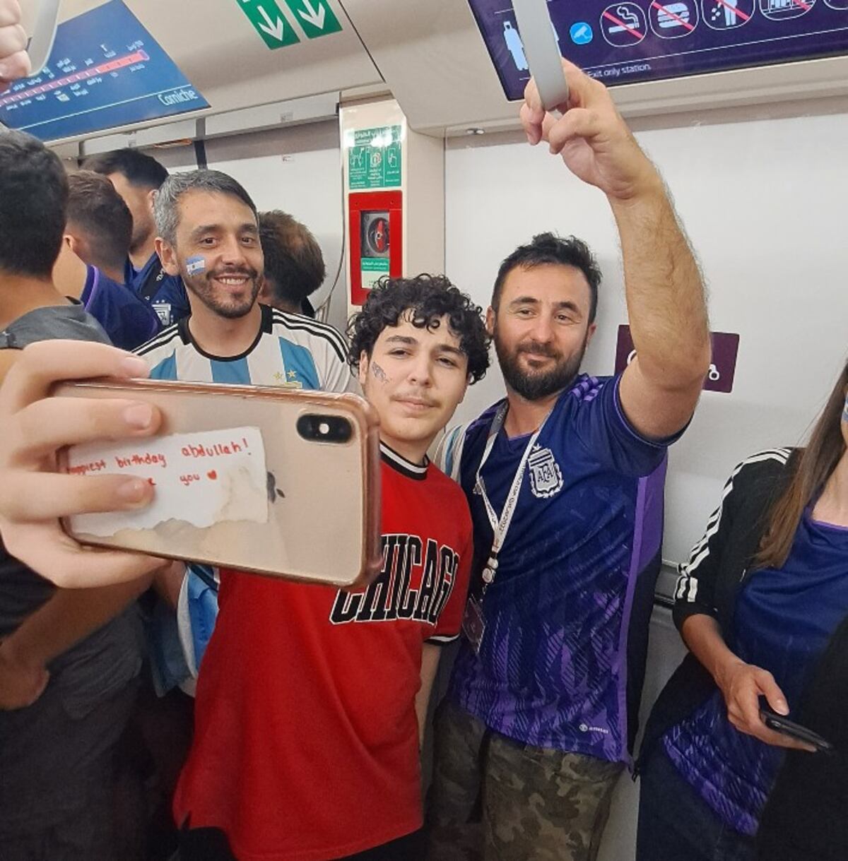Un hincha parecido a Messi que era fotografiado en el Metro de Qatar. (La Voz)