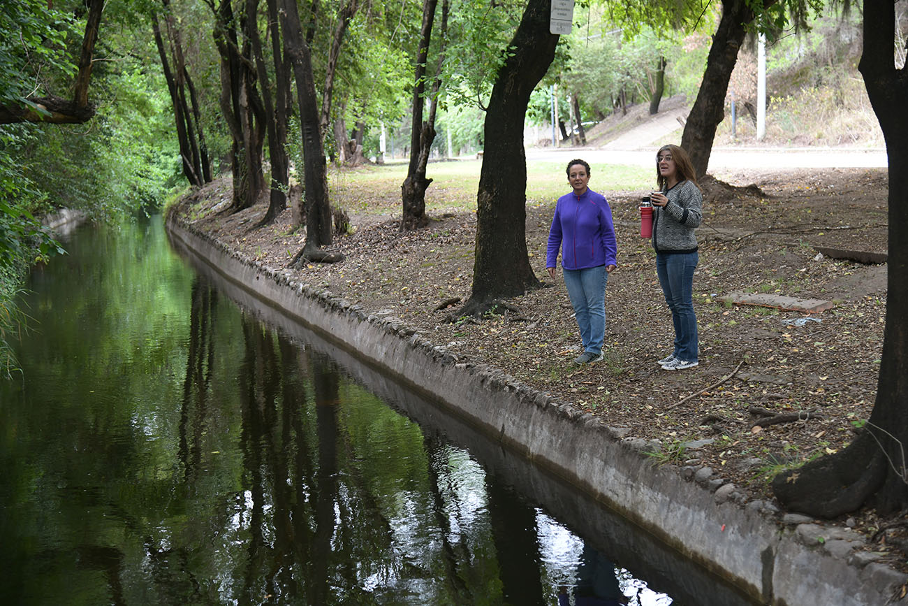 Canal maestro norte Gabriela y Ana Vecina de Villa Rivera Indarte viven a la vera del canal y se encargan de las gestiones para cuidarlo ( Ramiro Pereyra / La Voz)