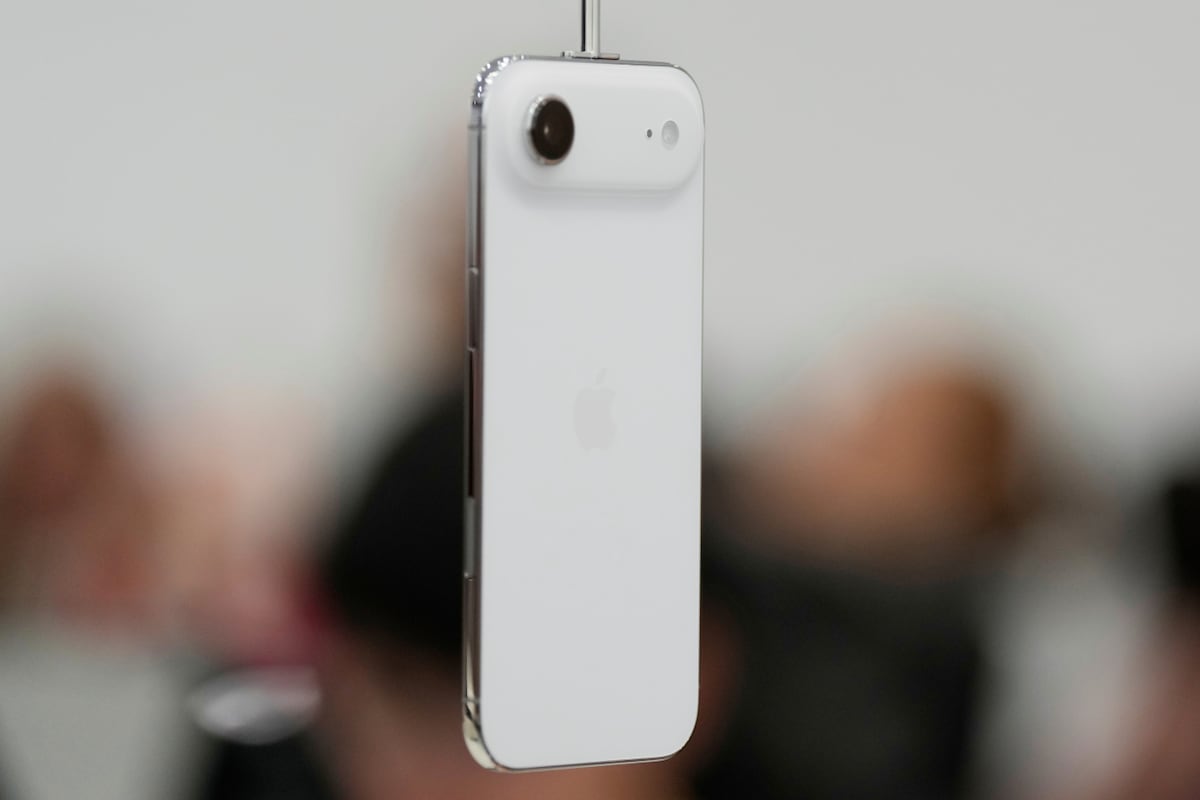El iPhone Air se exhibe durante un anuncio de nuevos productos en Apple Park el martes 9 de septiembre de 2025 en Cupertino, California. (Foto AP/Godofredo A. Vásquez)