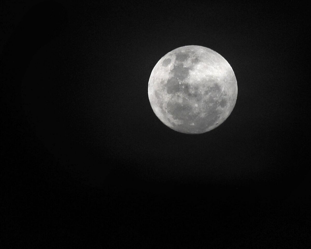 La “luna fría” que anoche sorprendió a los mendocinos: la explicación del fenómeno