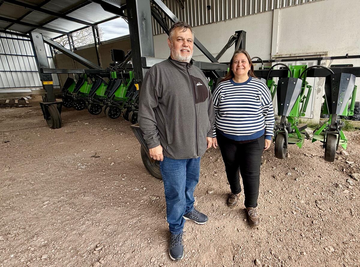 Eugenia Martina junto a su esposo, Germán. Detrás, el equipo Ecocaio, que permite controlar las malezas sin utilizar agroquímicos. (Tomy Fragueiro)