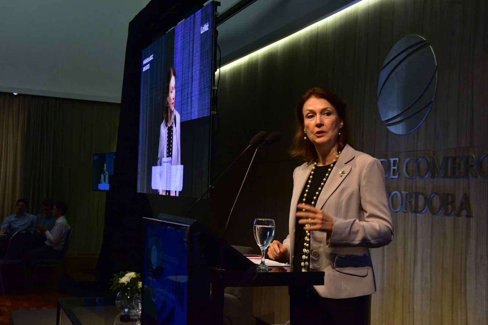 Diana Mondino, presidenta de Banco Roela y directiva de la Bolsa, realizando una presentación en la entidad este año. Es una candidata clave en la lista porteña de Javier Milei. (Ramiro Pereyra / La Voz)