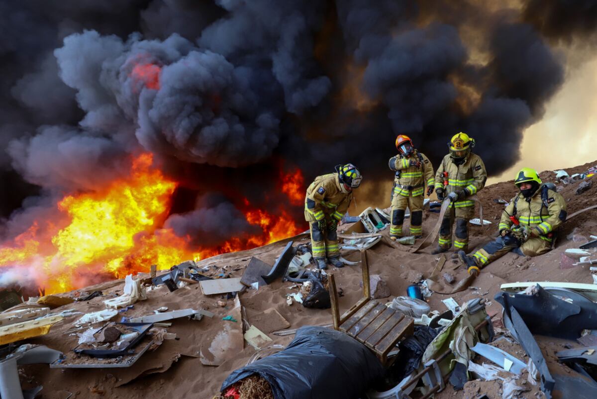 Incendio en Chile. Las llamas devastaron más de 100 casas de madera en Iquique. (Foto / AP)