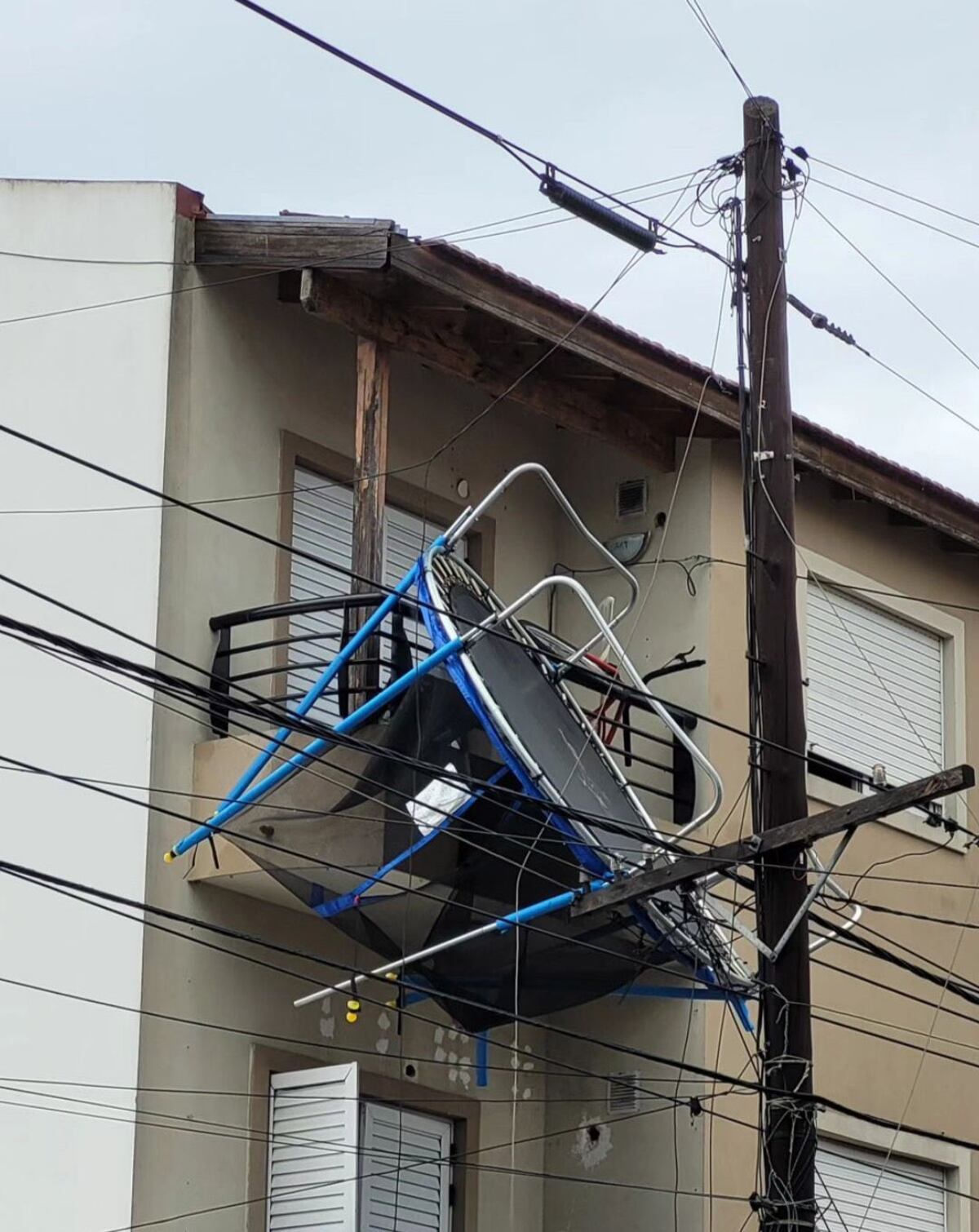Una cama elástica fue llevada por el viento en Villa Bosh.
